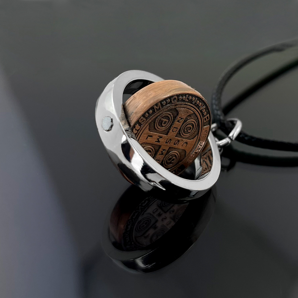 Novo Colar Medalha de São Bent - Jewelry & Watches Ltd avaliação e preço